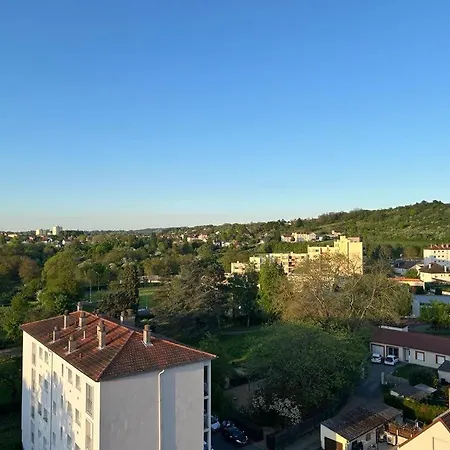Et Equipe Avec Vue Sur Le Bassin Vichyssois *