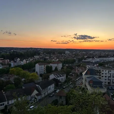 Et Equipe Avec Vue Sur Le Bassin Vichyssois *
