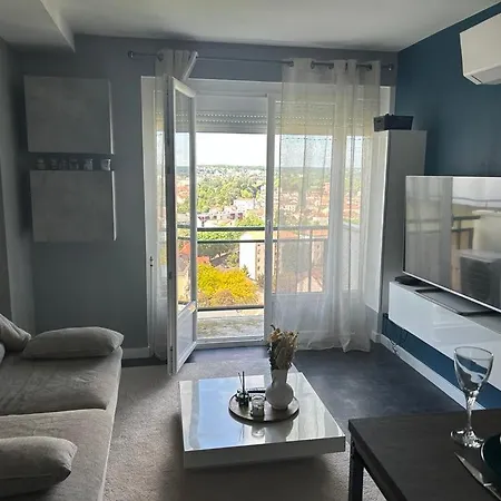 Et Equipe Avec Vue Sur Le Bassin Vichyssois Apartament *