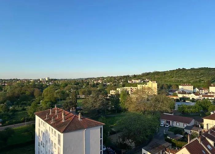 Et Equipe Avec Vue Sur Le Bassin Vichyssois *