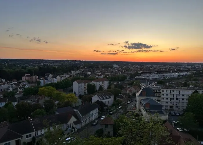 Et Equipe Avec Vue Sur Le Bassin Vichyssois *